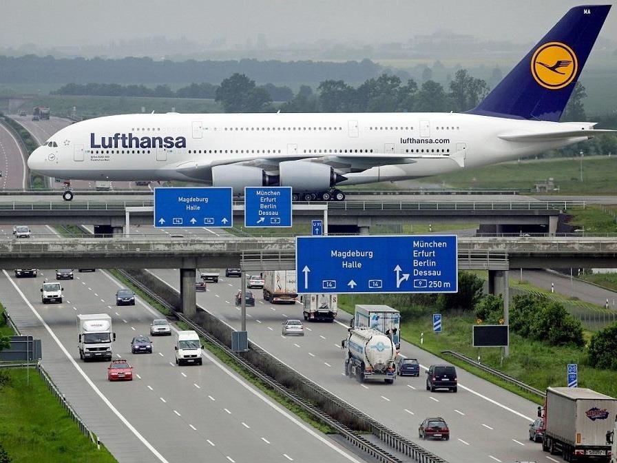 May bay di qua cau vuot duong cao toc moi ngay tai Duc hinh anh