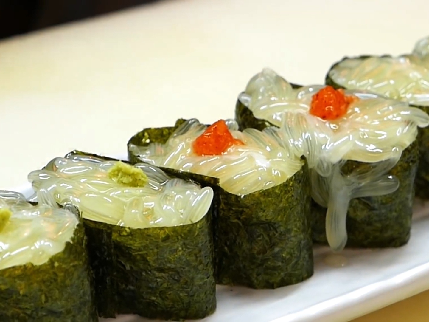 Nguoi Nhat lam sushi tu trung bach tuoc tuoi hinh anh