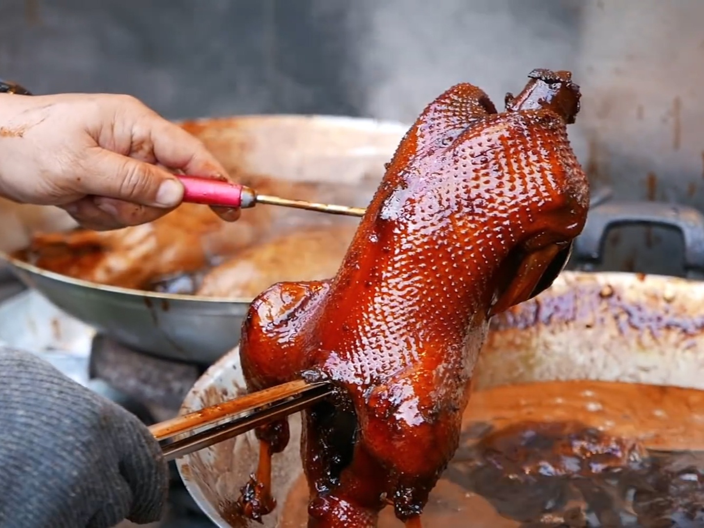 Nem vit caramen tham vi tren duong pho Dai Loan hinh anh