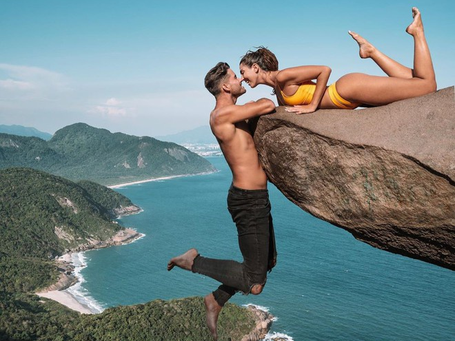 Canh thuc te phia sau nhung buc anh mao hiem tren mom da o Brazil hinh anh