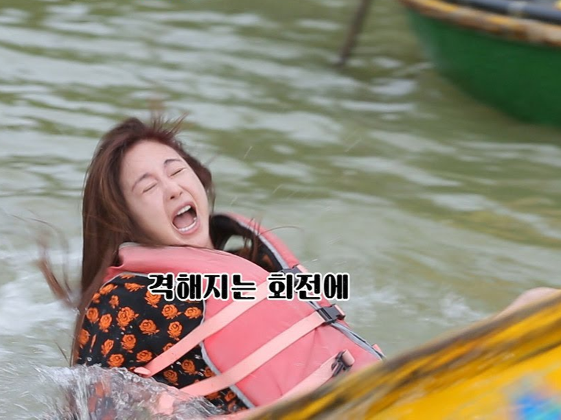 Dien vien Han nga nhao khi choi tro lac thung o Hoi An hinh anh