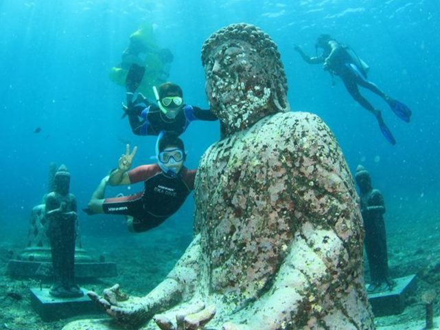 Tuong Phat phu rong reu nam sau o day bien Bali hinh anh