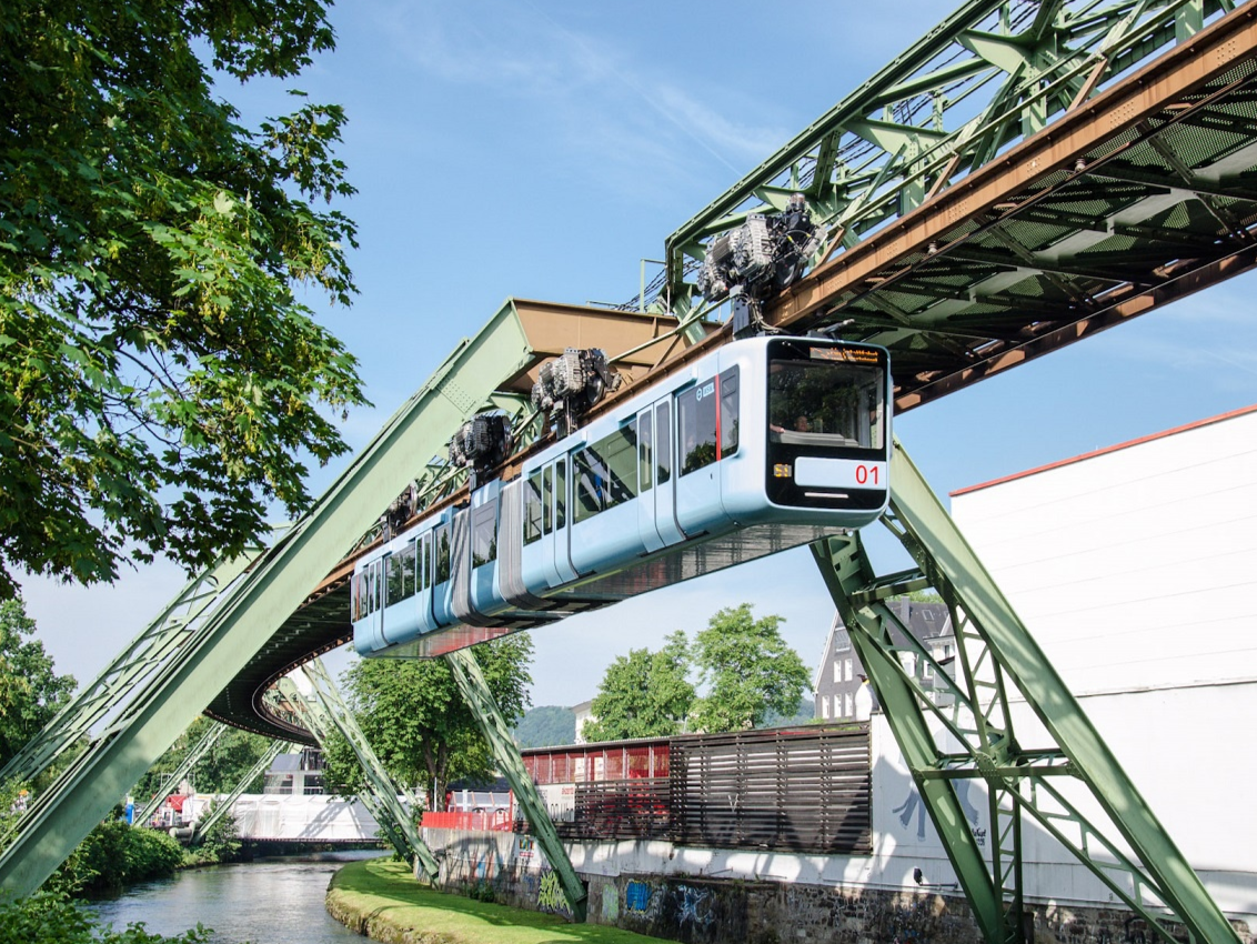 Doan tau treo nguoc lau doi nhat the gioi tai Duc hinh anh