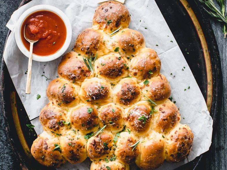 Lam pizza cay thong don gian doi vi dip Giang sinh hinh anh