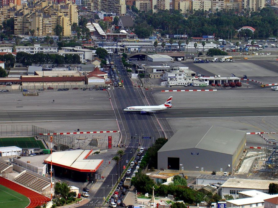 Noi may bay di qua nga tu moi ngay hinh anh