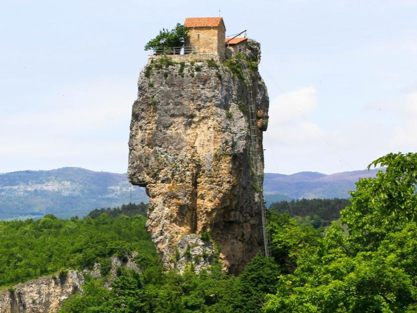 Tu vien co lo lung tren dinh cot da voi cao 40 m hinh anh