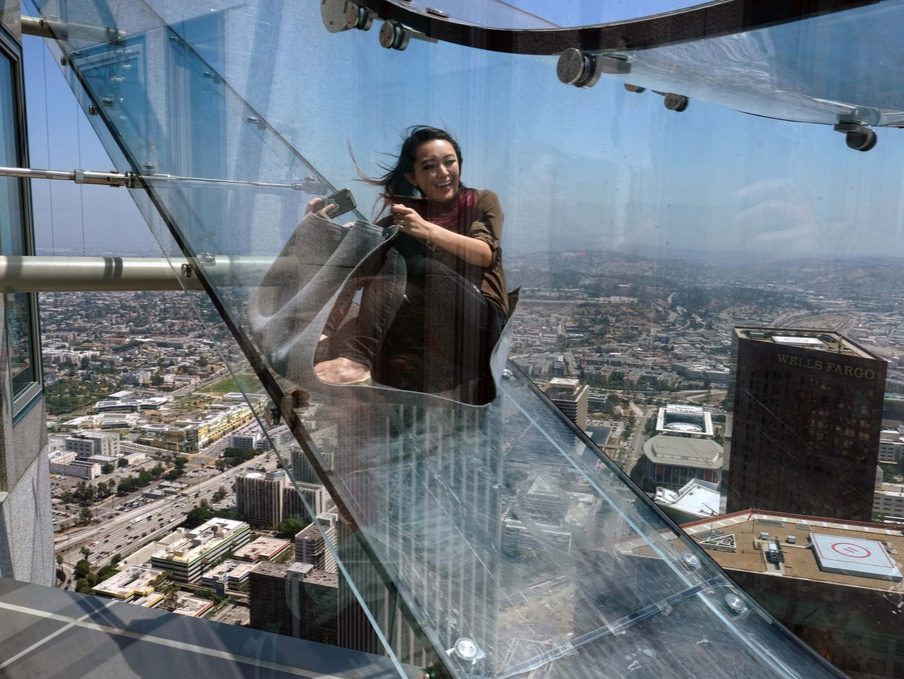 Cau truot trong suot cao 300 m ben ngoai toa nha My hinh anh