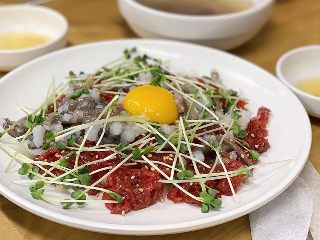 Thit bo song ket hop bach tuoc con ngo nguay o Han Quoc hinh anh