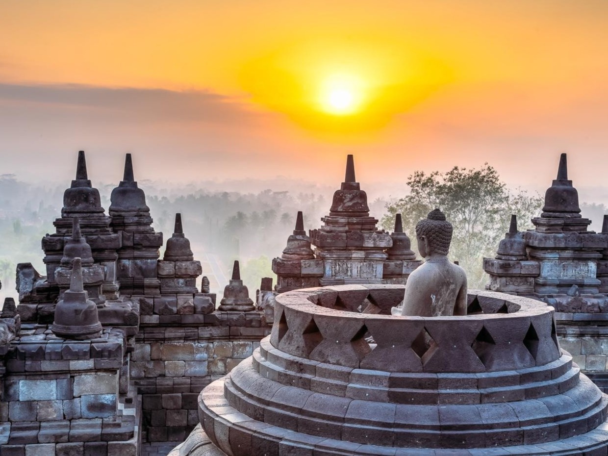 Ngoi den Phat giao lon nhat the gioi o Indonesia hinh anh