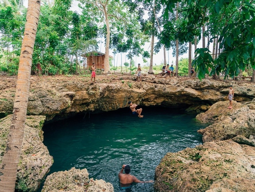 Ho boi tu nhien an duoi long dat o Philippines hinh anh