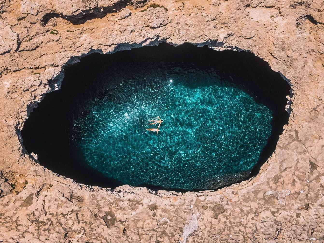 Ho boi tu nhien nam sat bien hut khach o Malta hinh anh