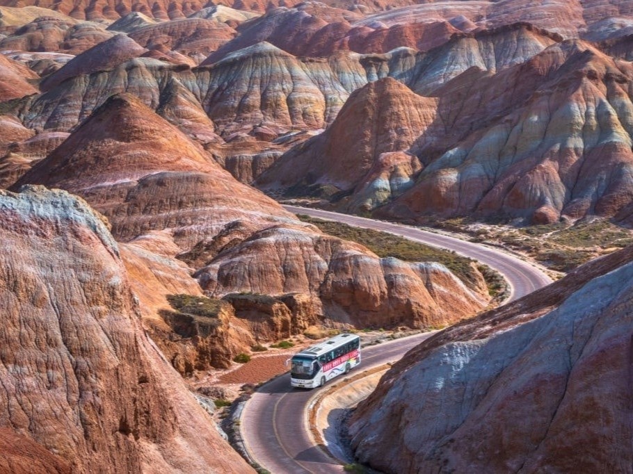 Day nui cau vong dep nhu xu so ngoai hanh tinh o Trung Quoc hinh anh