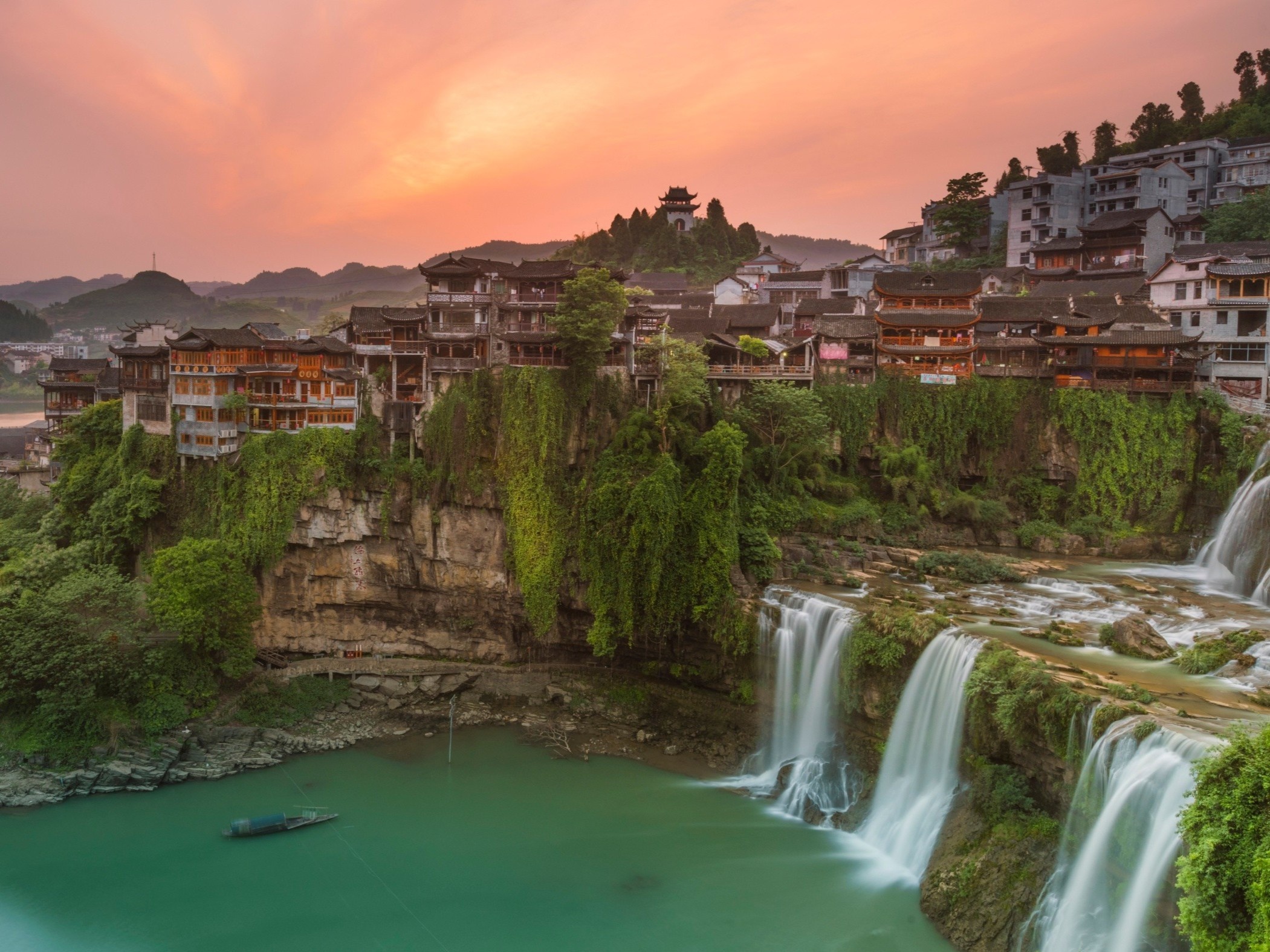 Co tran Phu Dung nghin nam treo tren thac nuoc hinh anh