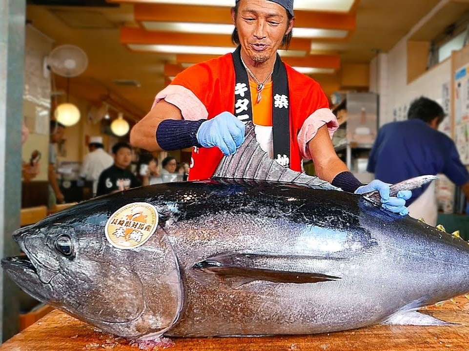 Dau bep Nhat xe thit ca ngu vay xanh hon 100 kg lam sushi hinh anh