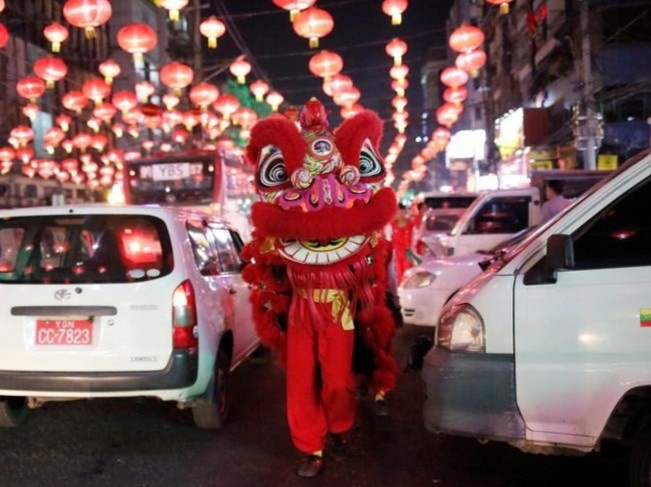 Chau A phu sac do, ron rang don Tet Nguyen dan hinh anh