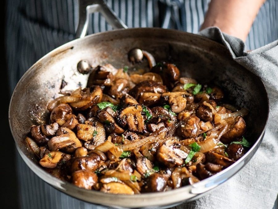 Doi vi cuoi tuan voi nam xao bo toi thanh dam tai nha hinh anh