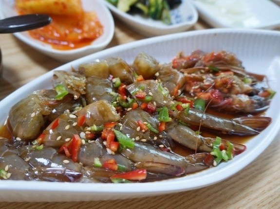 Cong thuc lam tom ngam nuoc tuong Han Quoc la mieng hinh anh