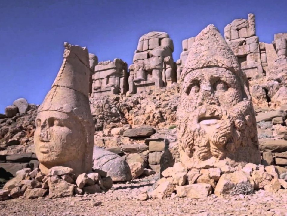 Tuong da bi an cao gan 10 m tren ngon nui o Tho Nhi Ky hinh anh