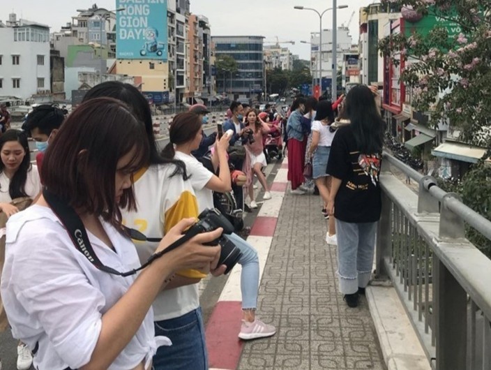 Gioi tre Sai thanh xep hang check-in cung hoa ken hong hinh anh