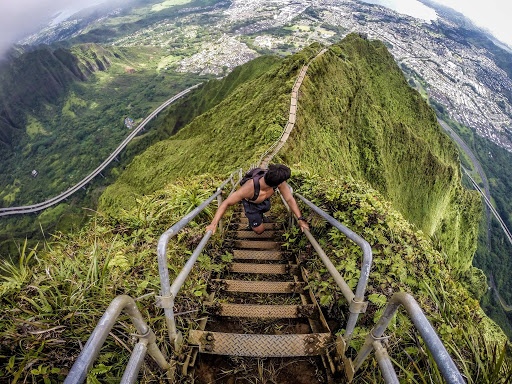 3.922 nac thang len thien duong doc suon nui hiem tro Hawaii hinh anh