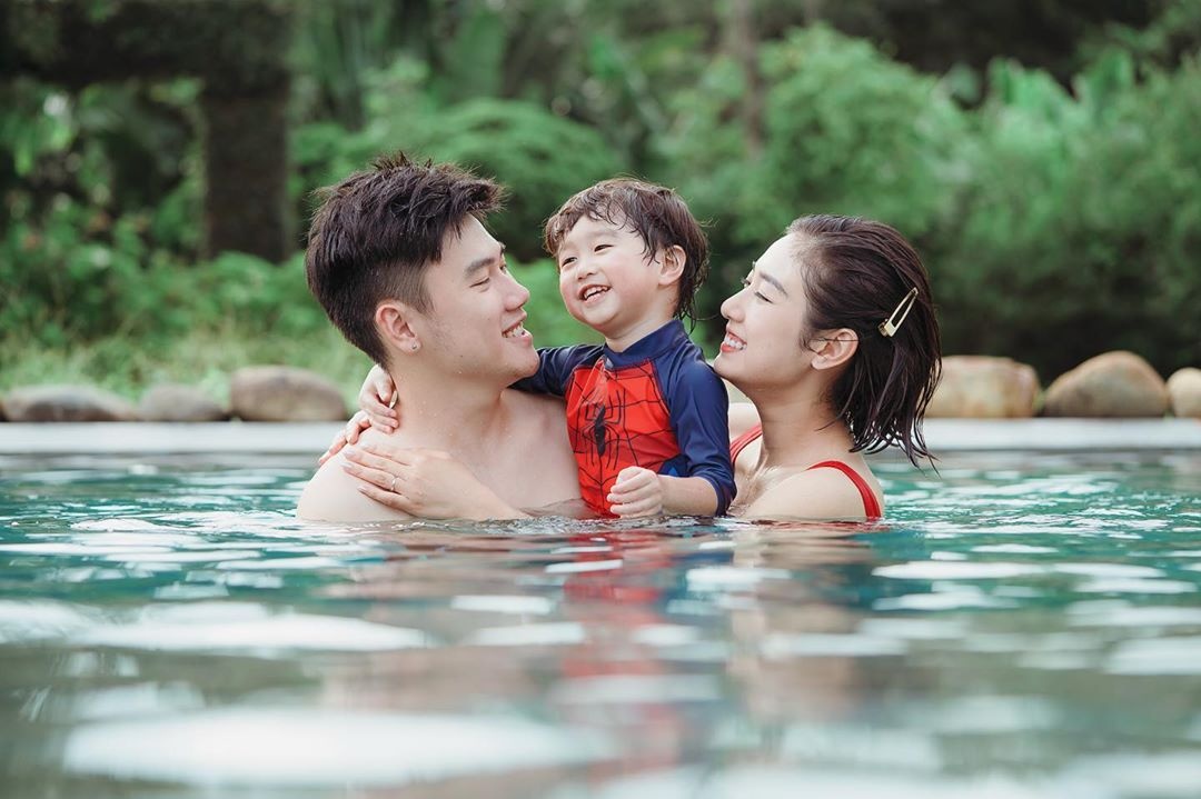 Goi y cach tao dang chup hinh du lich cho gia dinh co con nho hinh anh