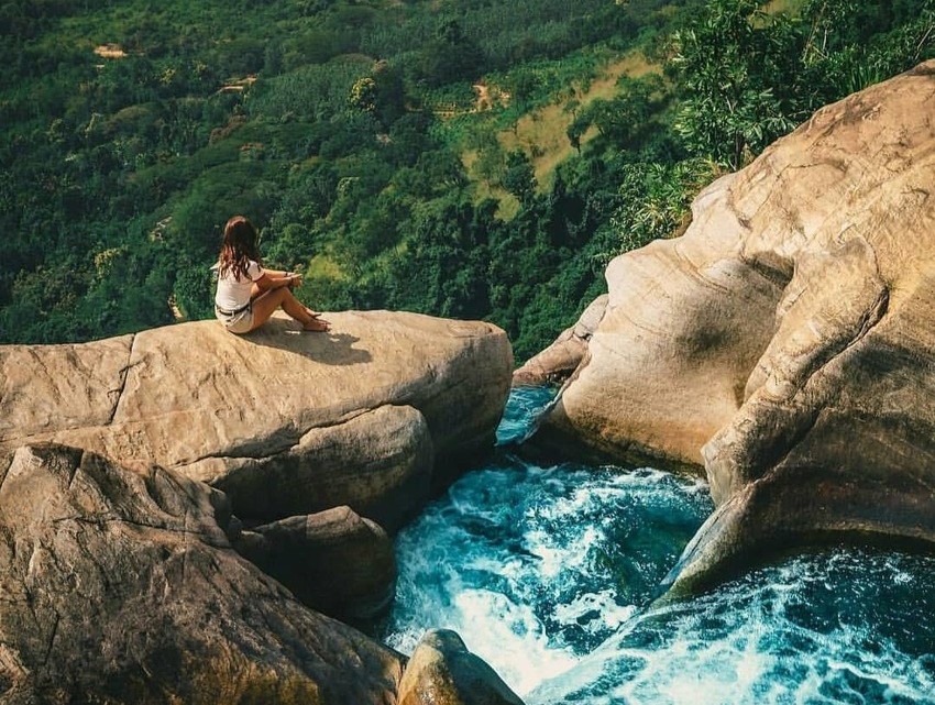 Boi tren dinh thac cao 235 m o Sri Lanka hinh anh