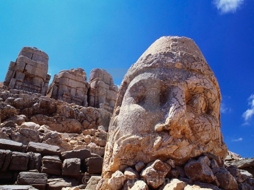 Khu mo co voi nhung tuong da cao gan 10 m o Tho Nhi Ky hinh anh