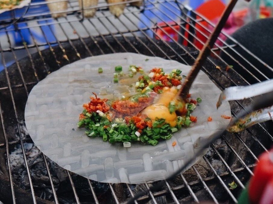 Banh trang nuong - mon an duong pho noi tieng Da Lat hinh anh