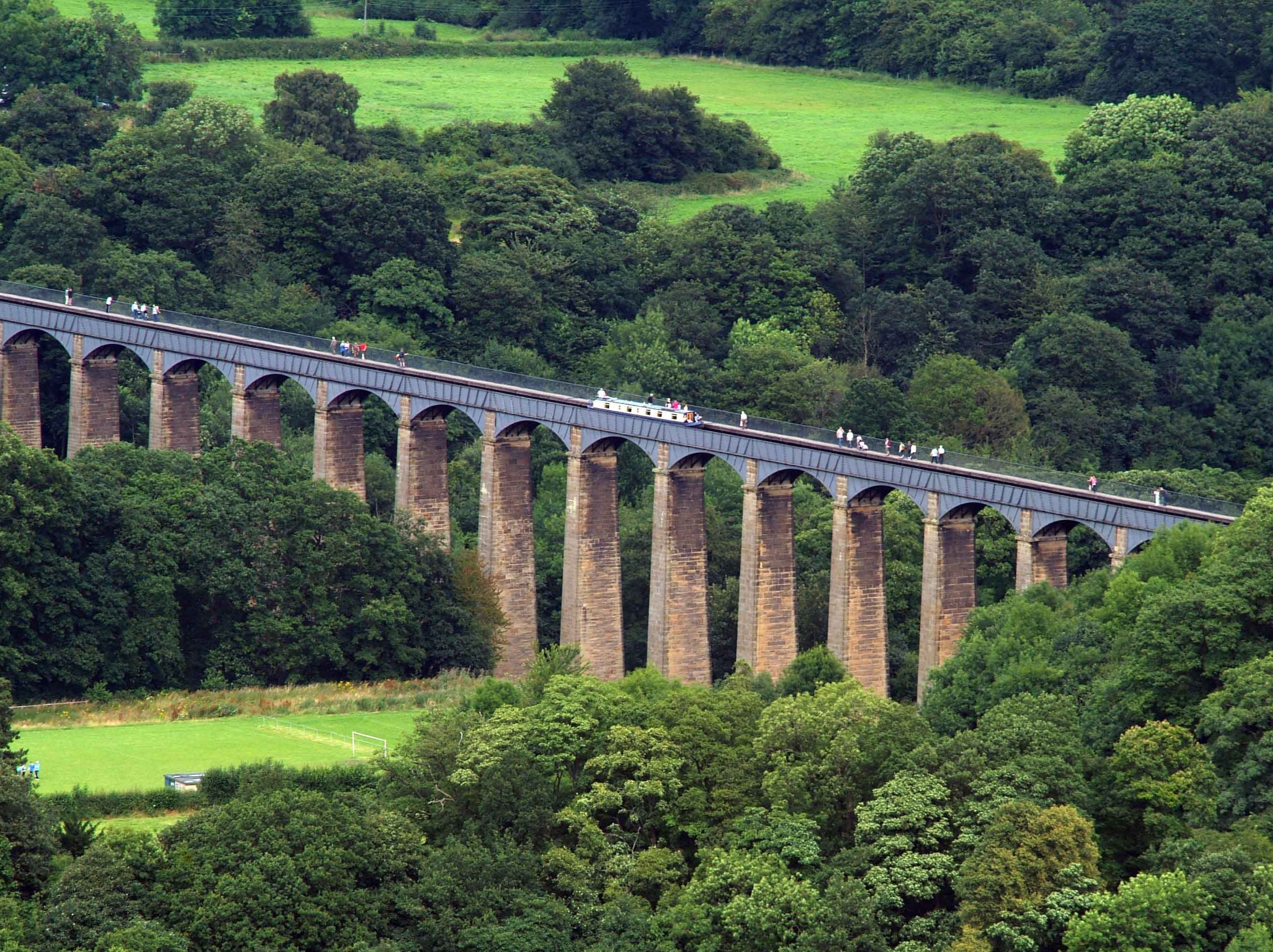 Di thuyen qua cau nuoc cao 38 m o xu Wales hinh anh