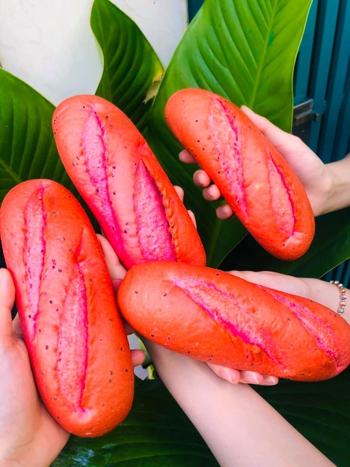 Nguoi TP.HCM xep hang mua banh mi thanh long hinh anh