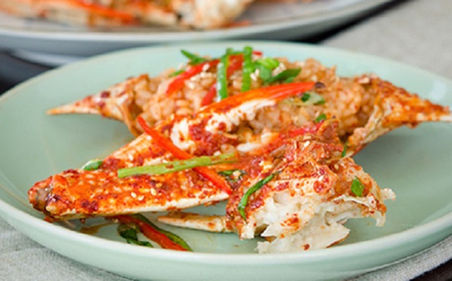 Dau bep Nhat che bien ghe cang xanh tuoi sot cay the nao hinh anh