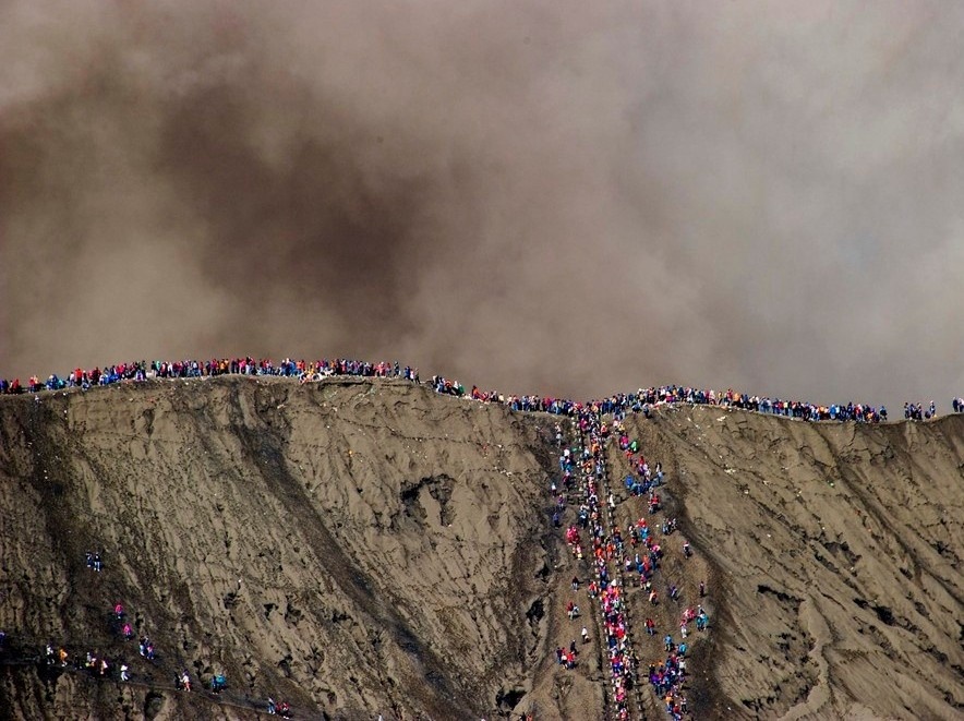 Hang nghin nguoi nem vat te xuong mieng nui lua o Indonesia hinh anh