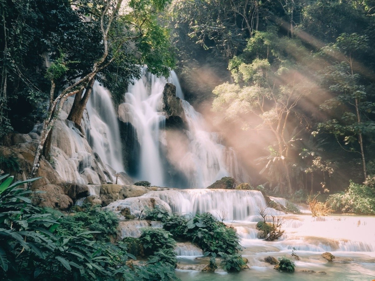 Thac nuoc tram tang nhu xu so co tich o Lao hinh anh