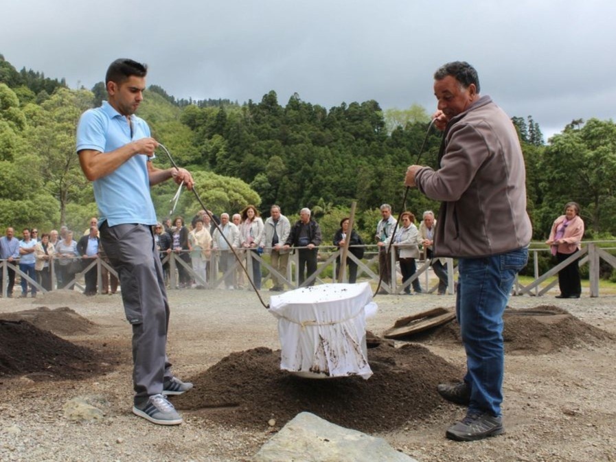 Do an chon trong long dat van chin du khong dung lua hinh anh