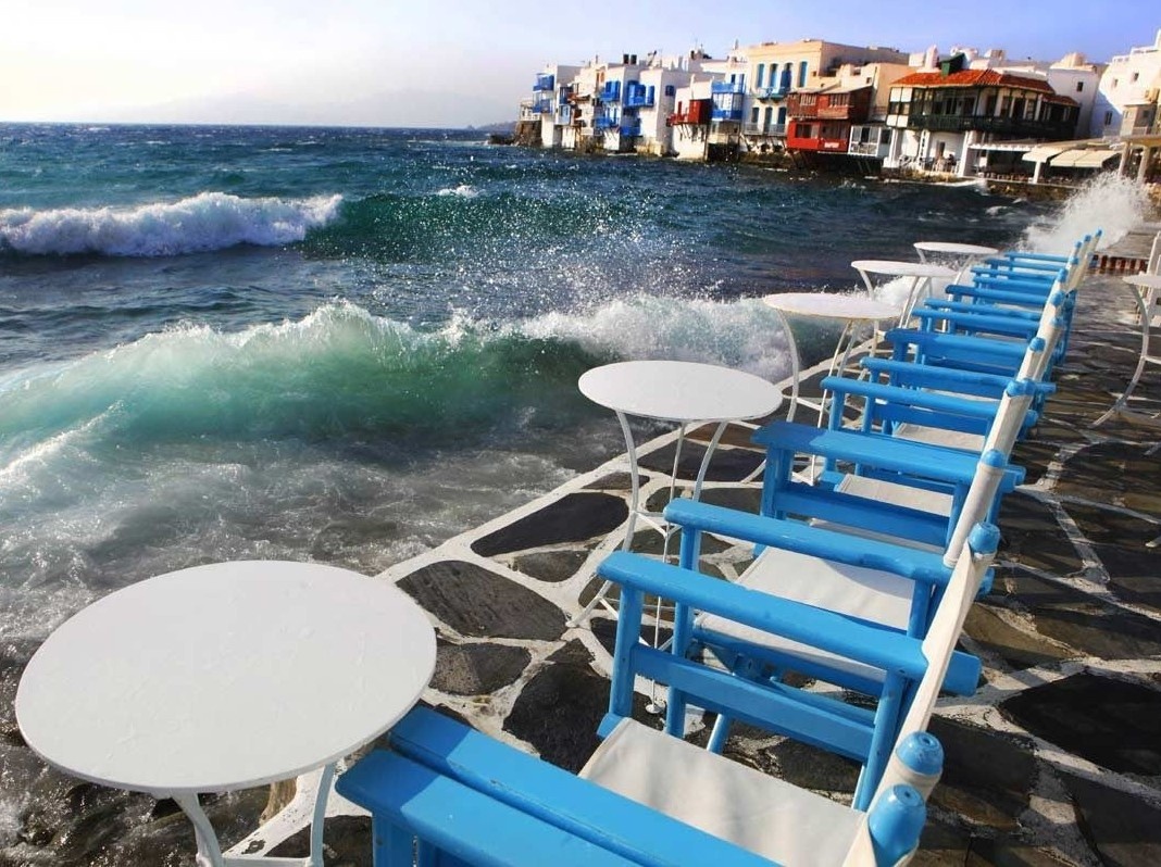 Song vo lien tuc vao ban an cua khach o nha hang Hy Lap hinh anh