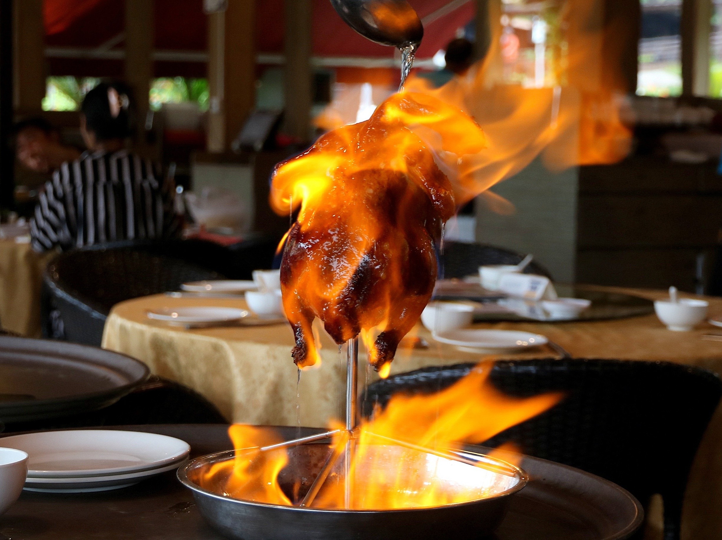 Mon ga boc chay tren ban an hut khach o Singapore hinh anh