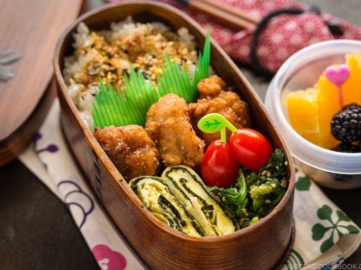 Com hop bento dinh duong, de lam cho dan van phong mua dich hinh anh