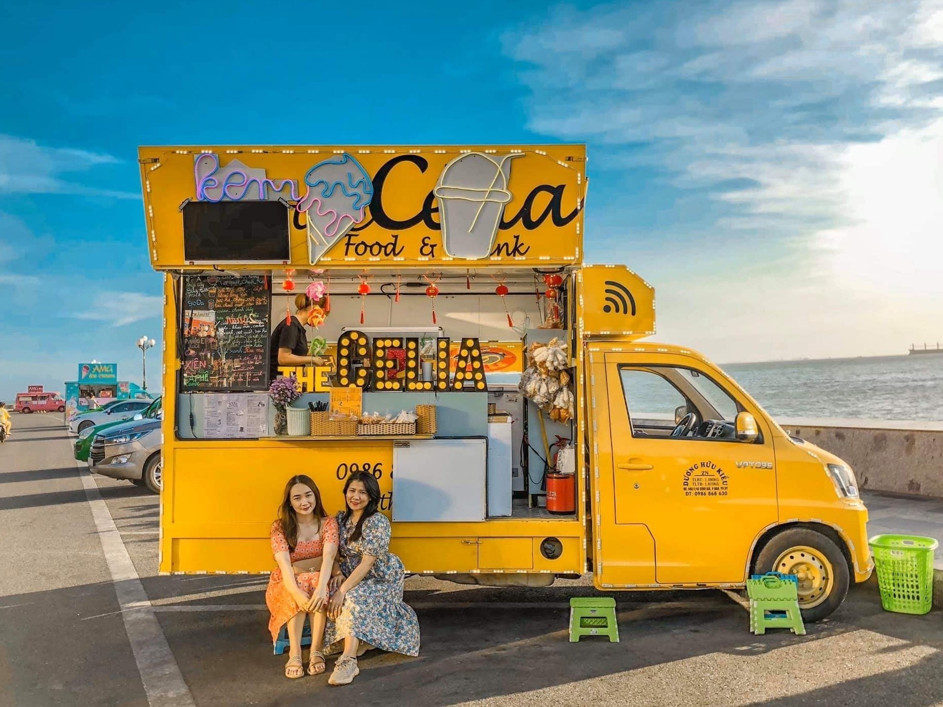 Loat xe kem doc bo bien Vung Tau thu hut gioi tre check-in hinh anh