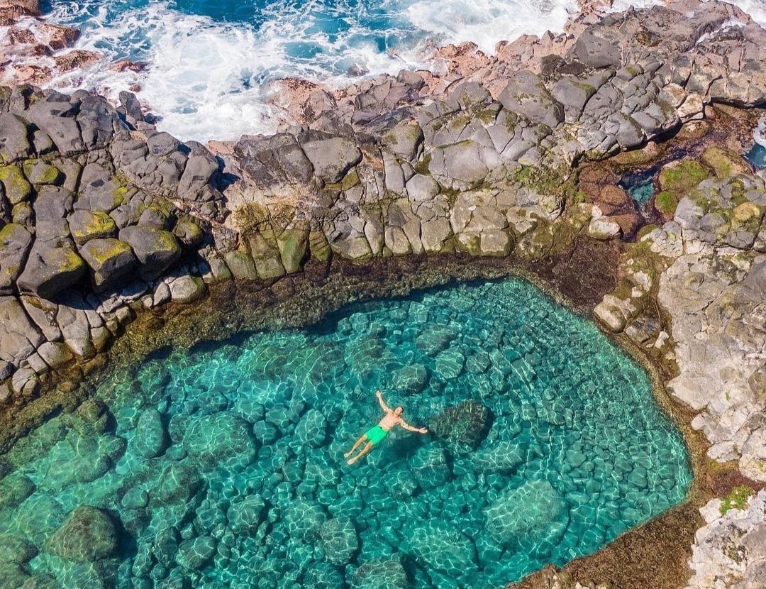 Ho boi tu nhien nam sat bien hut khach o Hawaii hinh anh