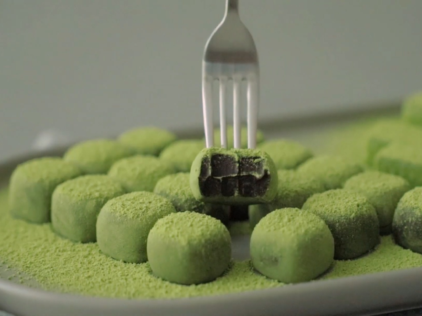 Cong thuc don gian lam keo chocolate phu matcha hinh anh