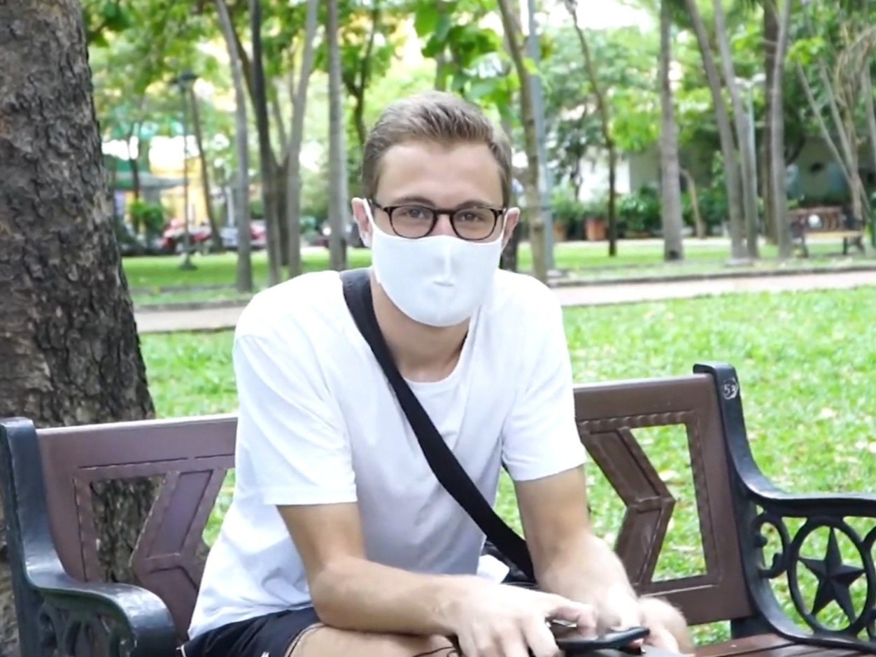 Khach Tay o TP.HCM: 'Toi chi di dao cong vien vi hang quan dong cua' hinh anh