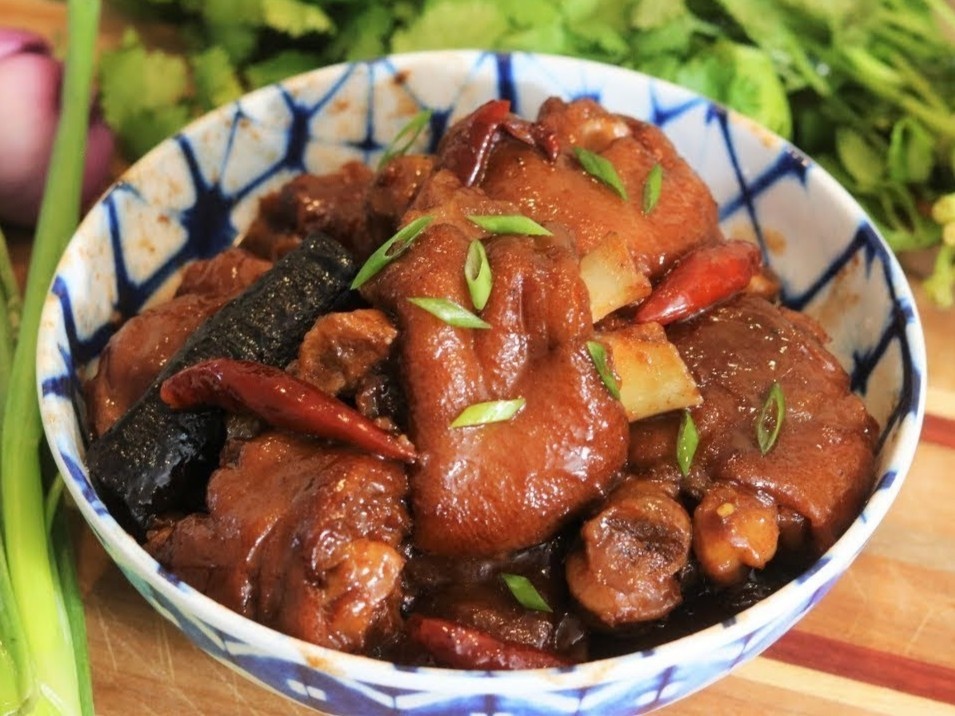 Cach lam chan gio heo om mau nau canh gian tai nha hinh anh