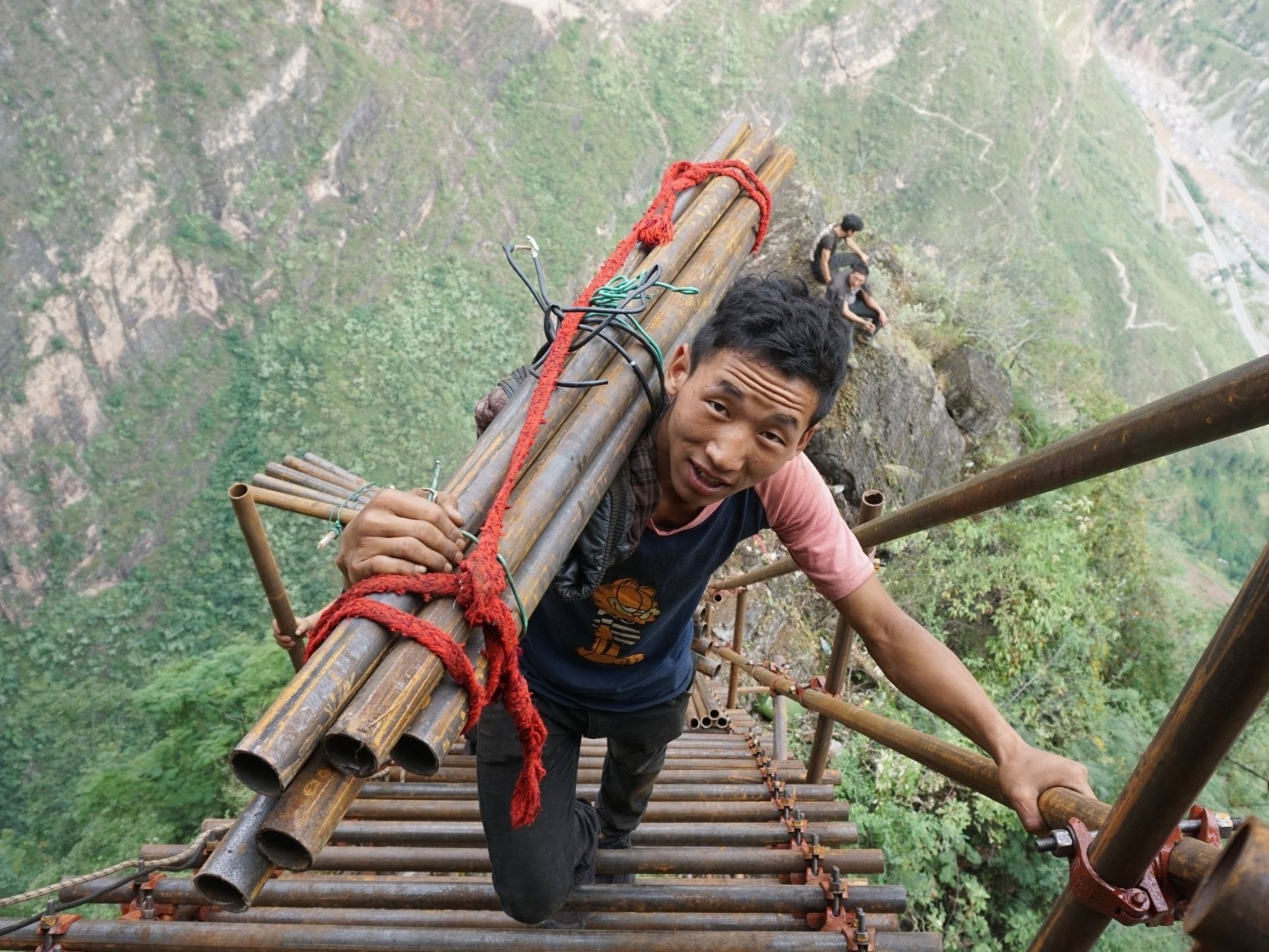 Nhung bac thang thang dung dan len ngoi lang o do cao 800 m hinh anh