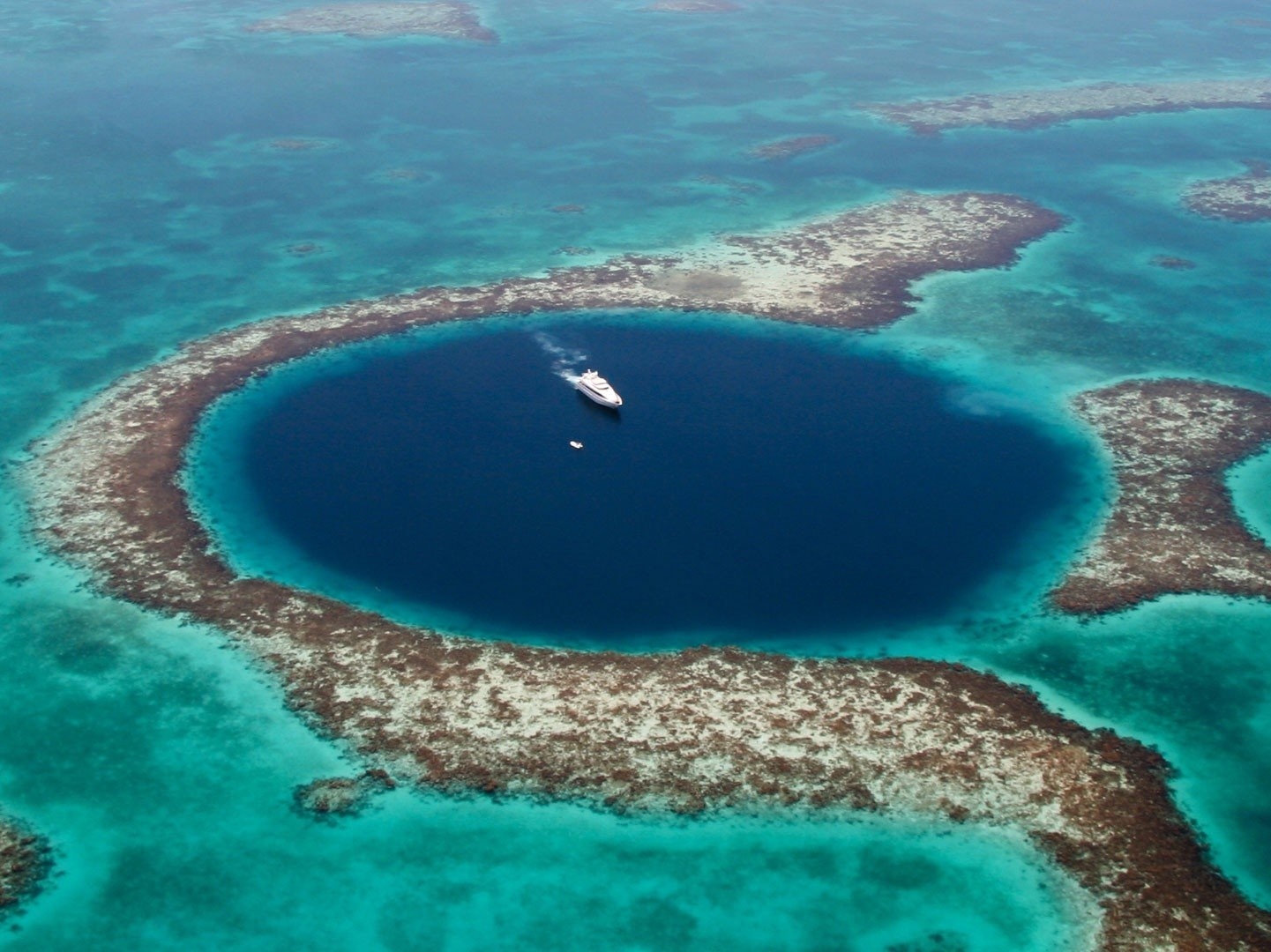 Co gi ben duoi ho xanh sau 125 m giua long dai duong hinh anh