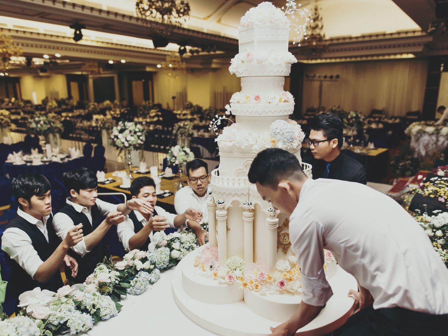 Banh kem cau ky gia 75 trieu dong o TP.HCM hinh anh