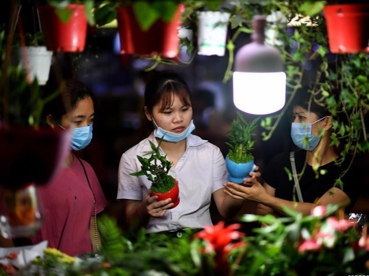 Nguoi dan Vu Han tro lai cho, sieu thi sau 2 thang cach ly hinh anh