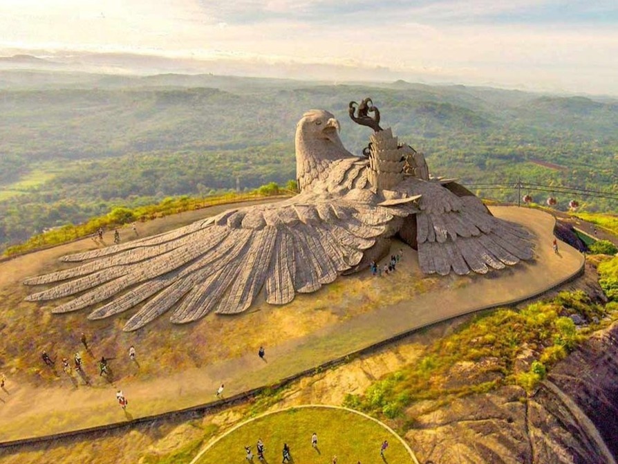 Tuong dai bang lon nhat the gioi tren dinh nui o An Do hinh anh