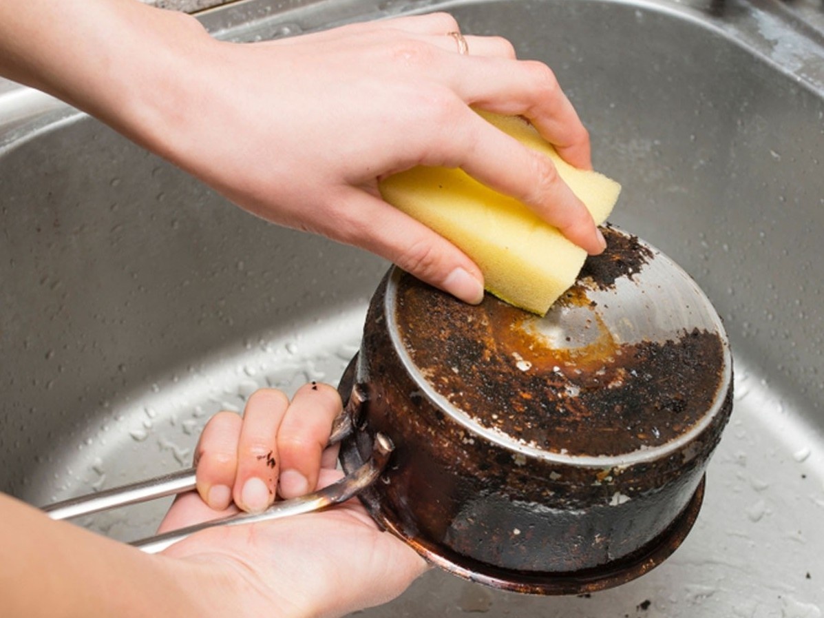 Meo loai bo vet ban nhanh chong tren chao, noi va dung cu bep hinh anh