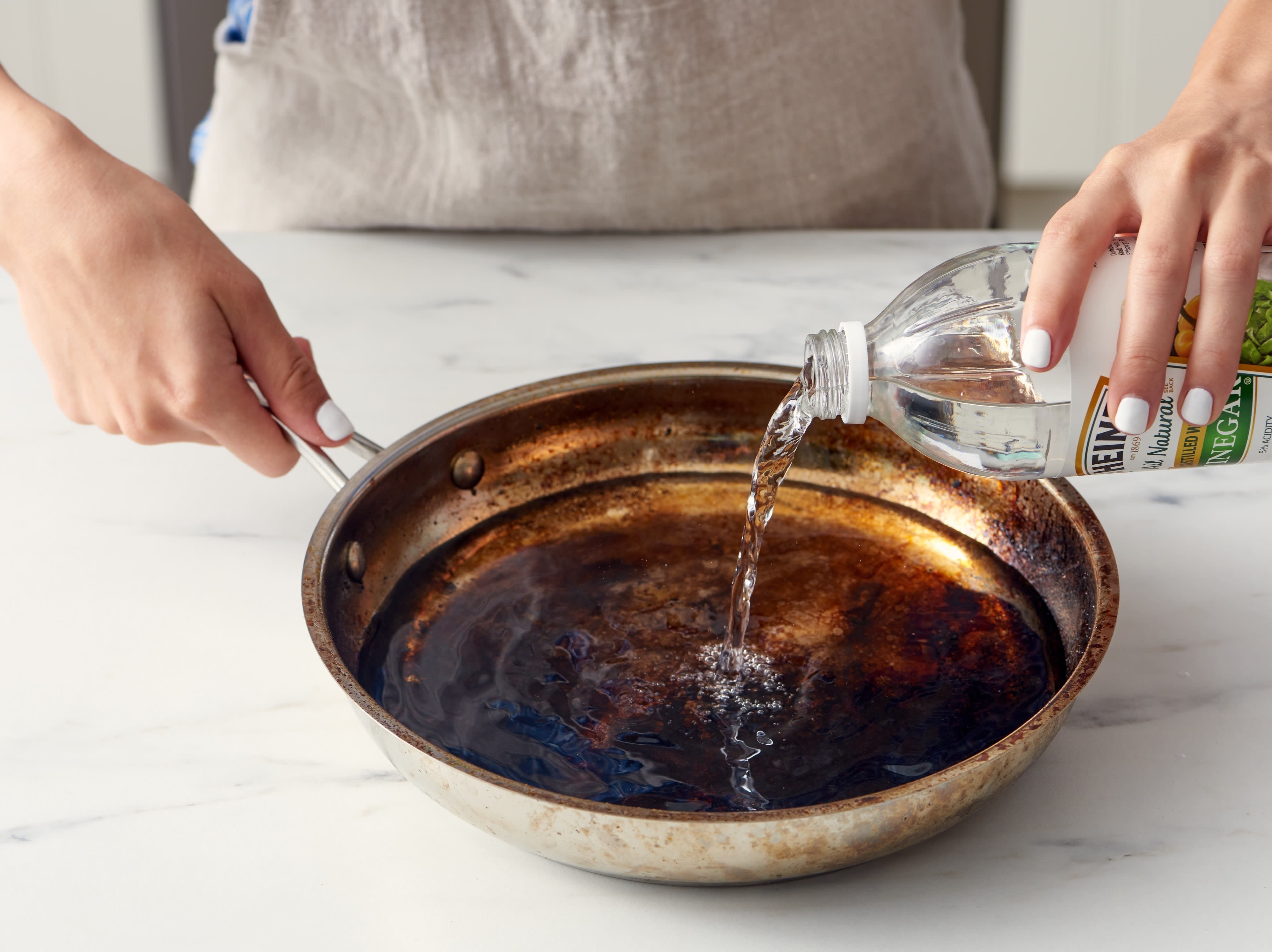 Meo loai bo vet chay bam duoi day noi hieu qua hinh anh