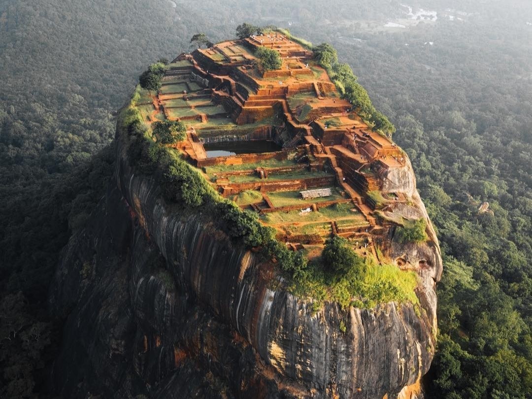 Vuot 1.200 bac thang len cung dien co cao 180 m hinh anh